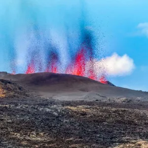 Le Piton de la Fournaise en éruption sur l'île de la Réunion.