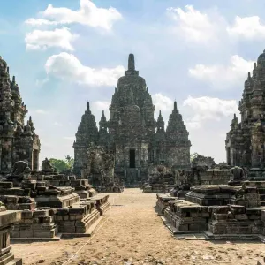 Le temple de Prambanan est situé à Yogyakarta sur l'île de Java.