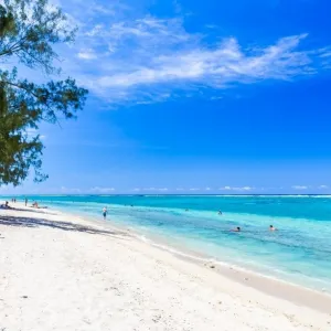 La plage de l'Ermitage à Saint-Gilles-les-Bains sur l'île de la Réunion.