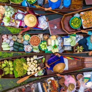 Un marché flottant en Thaïlande.