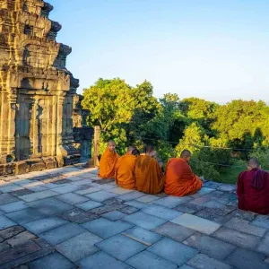 Admirer le coucher de soleil sur Angkor depuis le temple Phnom Bakheng.
