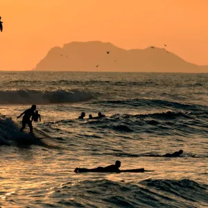 Des surfeurs à Máncora au Pérou.