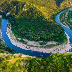 Une photo aérienne des gorges du Gardon.