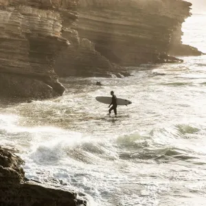 Un surfeur à Taghazout au Maroc.