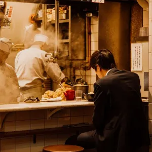 Salarié japonais dînant dans un restaurant de rue traditionnel à Tokyo