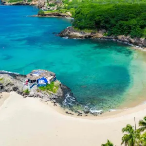 Vue aérienne de la plage de Tarrafal sur l'île de Santiago au Cap Vert.