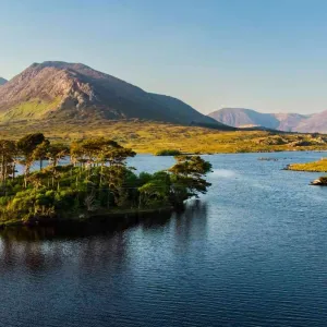 ue aérienne de Twelve Pines Island avec les montagnes des Twelve Bens dans le Connemara en Irlande