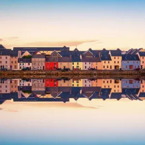 Vue panoramique au coucher du soleil sur The Claddagh dans la ville de Galway en Irlande.