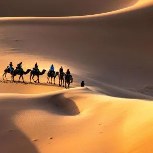 Caravane de dromadaires traversant les dunes dorées de l’Erg Chebbi près de Merzouga, désert du Sahara, Maroc