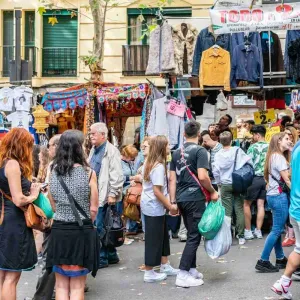 Foule dans les rues du marché El Rastro à Madrid dans le quartier de La Latina le dimanche