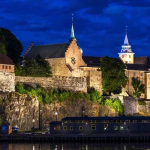 Forteresse et château d’Akershus illuminés la nuit à Oslo en Norvège
