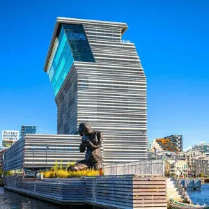Musée Munch à Oslo en Norvège, bâtiment moderne de 13 étages dans le quartier Bjørvika au bord du fjord