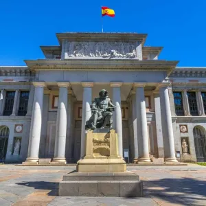 Entrée du musée du Prado à Madrid avec la statue du peintre Diego Velázquez