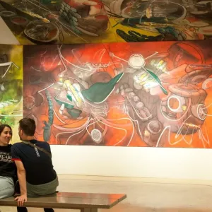 Couple de visiteurs admirant des œuvres d’art à l’intérieur du musée Thyssen-Bornemisza à Madrid