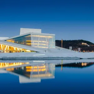 Opéra d’Oslo illuminé la nuit au bord du fjord en Norvège