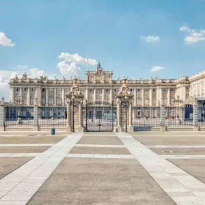 Palais Royal de Madrid en Espagne, façade du palais royal situé sur la Plaza de Oriente