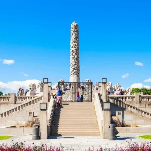 Parc de sculptures Vigeland à Oslo avec le Monolithe entouré de sculptures de Gustav Vigeland