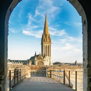 Vue de l’église Saint-Pierre depuis le château de Caen en Normandie