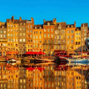 Vieux Bassin de Honfleur en Normandie, au lever du soleil.