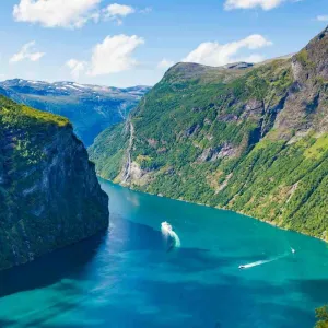 Vue panoramique du Geirangerfjord en Norvège avec bateau de croisière et falaises abruptes