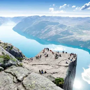 Randonneurs au sommet du Preikestolen avec vue panoramique sur le Lysefjord en Norvège