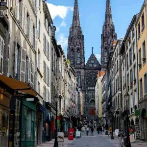 Vue de la cathédrale Notre-Dame-de-l'Assomption depuis le centre historique de Clermont-Ferrand