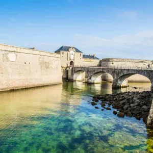 Vue de la citadelle de Port-Louis face à Lorient dans le Morbihan, haut lieu du patrimoine maritime breton