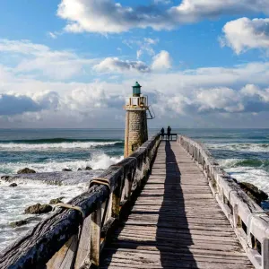 Estacade et phare du port de Capbreton face à l'océan Atlantique dans les Landes