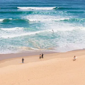 Surfeurs sur la plage des Estagnots à Seignosse, spot de surf emblématique des Landes