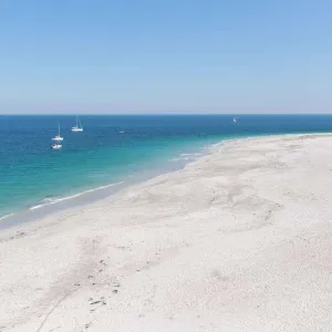 La plage des Grands Sables sur l'île de Groix, célèbre plage de sable blanc dans le Morbihan en Bretagne