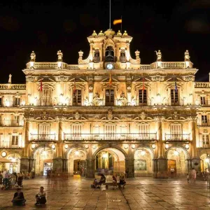 Plaza Mayor de Salamanque illuminée de nuit, monument emblématique de Castille-et-León en Espagne