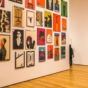 Salle d'exposition du MoMA de New York présentant des affiches et des œuvres d'art moderne