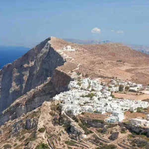 Vue panoramique de Folégandros avec Hora, ses falaises et la mer Égée