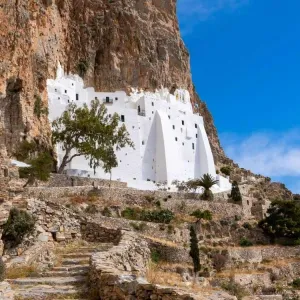 Le célèbre monastère d'Amorgos dans les Cyclades en Grèce