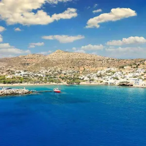 Sikinos dans les Cyclades, village blanc au bord de la mer Égée