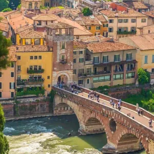 Vue sur le Ponte Pietra et le centre historique de Vérone en Vénétie