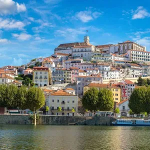 Vue sur Coimbra et son université depuis les rives du Mondego