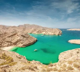 La côte d'Oman abrite des criques sauvages et paradisiaques.