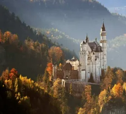 Une vue du château de Neuschwanstein en automne, panorama de conte de fées