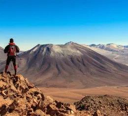 Un randonneur dans le désert d'Atacama au Chili