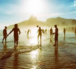 Des joueurs de football sur la plage d'Ipanema au Brésil.