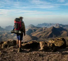 Un randonneur dans le parc national de Big Bend au Texas.