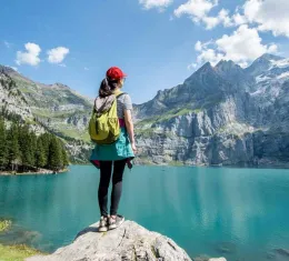 Randonneuse près du lac d’Oeschinen lors d’une randonnée en Suisse