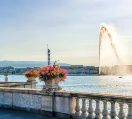 Bord du lac Léman à Genève avec le Jet d’Eau et la ville en arrière-plan