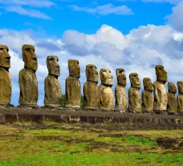 Les statues de l'île de Pâques.