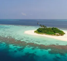 Un yacht et une île déserte.