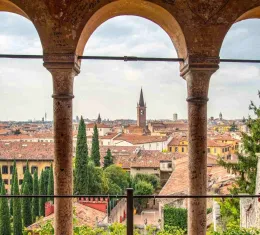 Vue sur le centre historique de Vérone depuis le parc Giardino Giusti