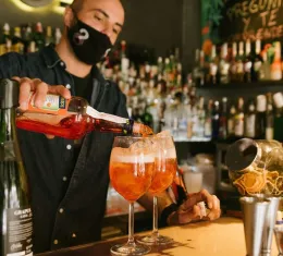 Un barman préparant un cocktail dans un bar de Barcelone.