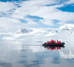 Touristes observant baleines et phoques depuis un zodiac en Antarctique, péninsule Antarctique