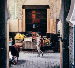 Promenade d’une voyageuse dans les rues de la médina de Marrakech